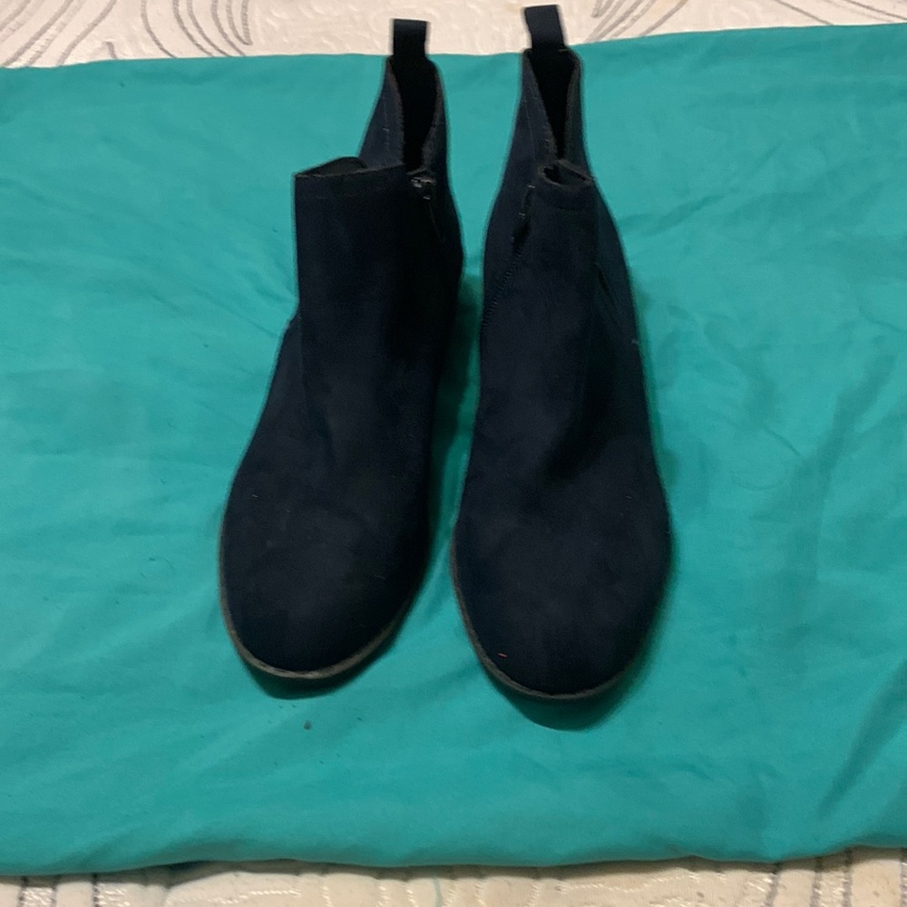 New w/out tags Sun and Stone Navy blue side zip bootie size 7m.